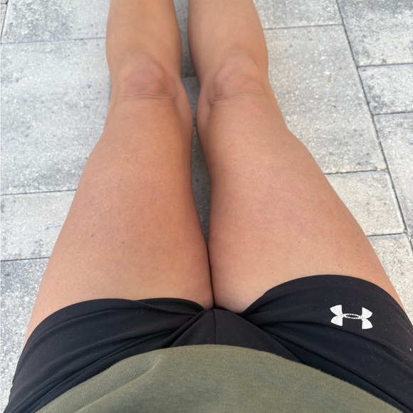 Well Worn WARM Under Armour Women's Workout Black Shorts - Picture 5 of 11